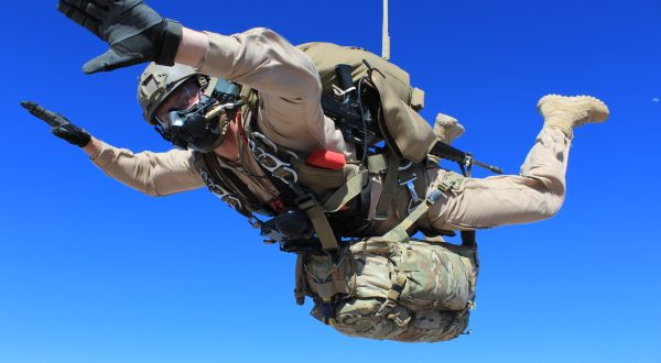 Parachute Oxygen Mask for Military - SOLR™ | Airborne Systems