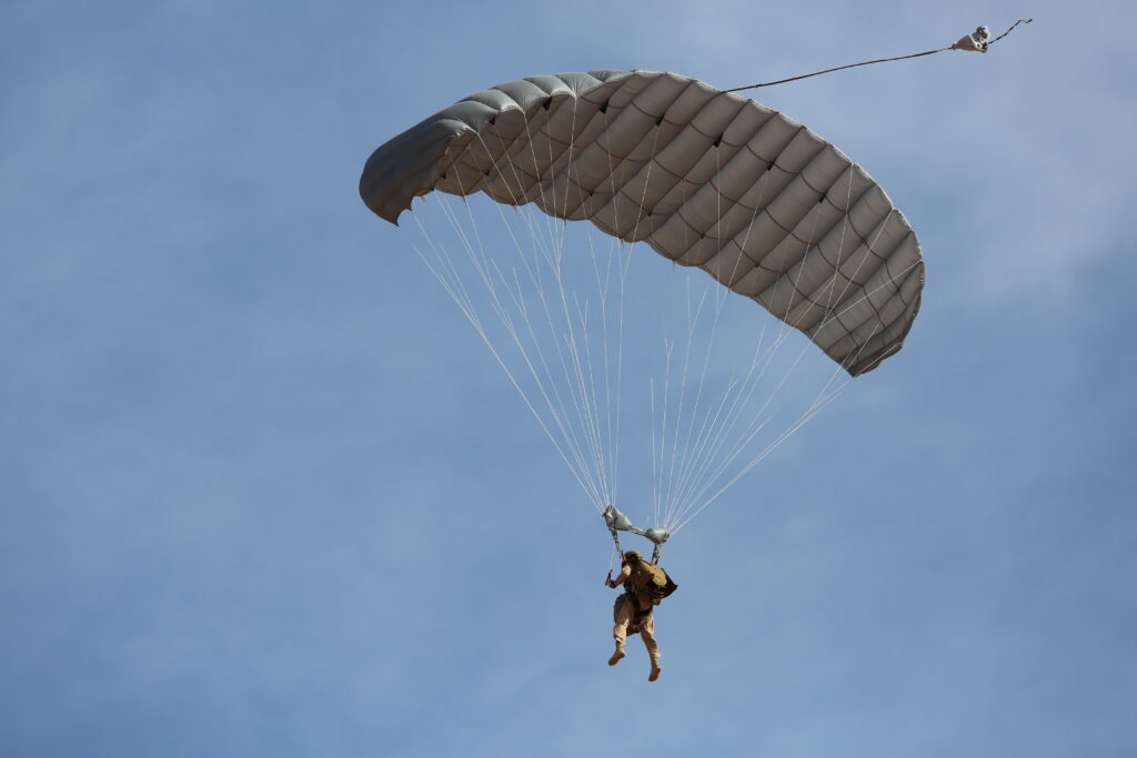 Включи russia american parachutes